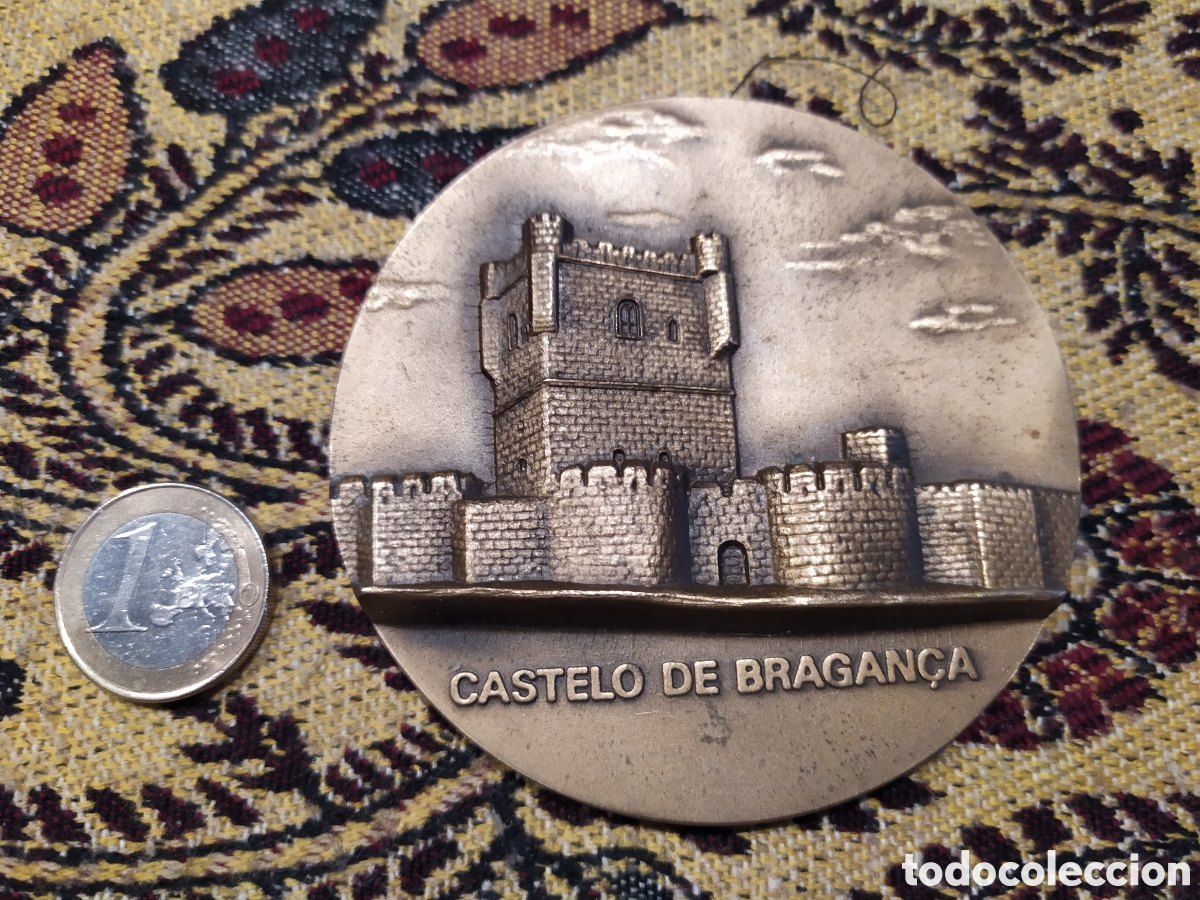Coleccionismo: Medalla pisapapeles del escudo y el castillo de Braganza - Portugal. Bronce.