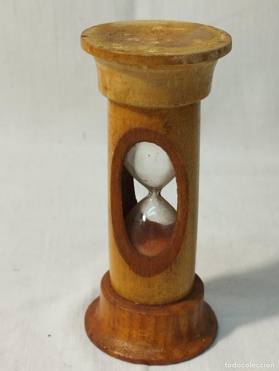 Coleccionismo: RELOJ DE ARENA DE CRISTAL Y BASE DE MADERA - Foto 2