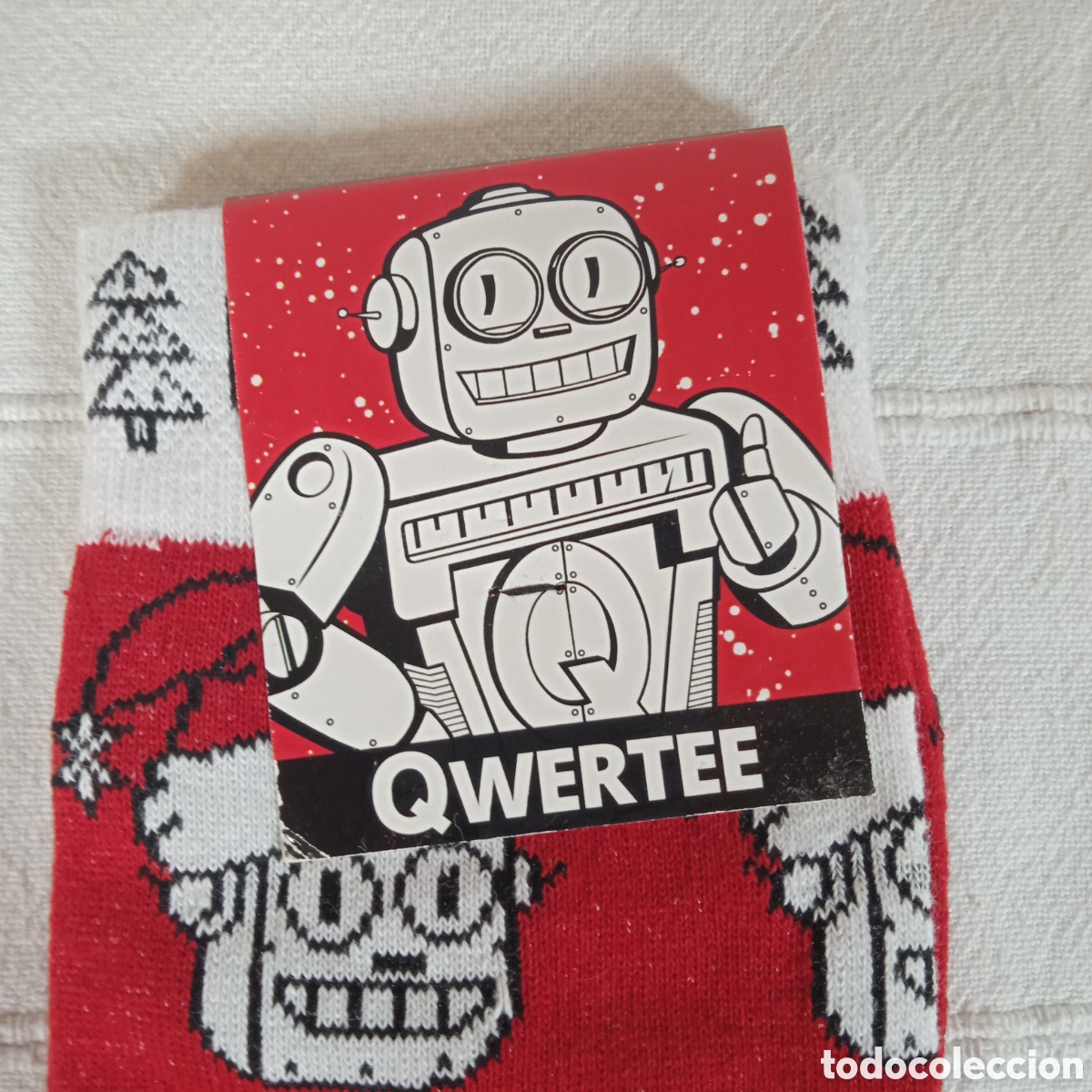 Coleccionismo: Par de calcetines navide&ntilde;os robot Qwertee - Foto 3