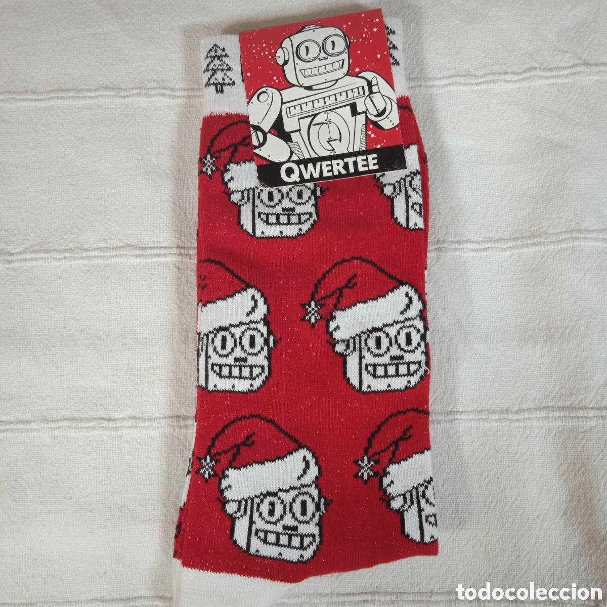 Coleccionismo: Par de calcetines navide&ntilde;os robot Qwertee - Foto 1