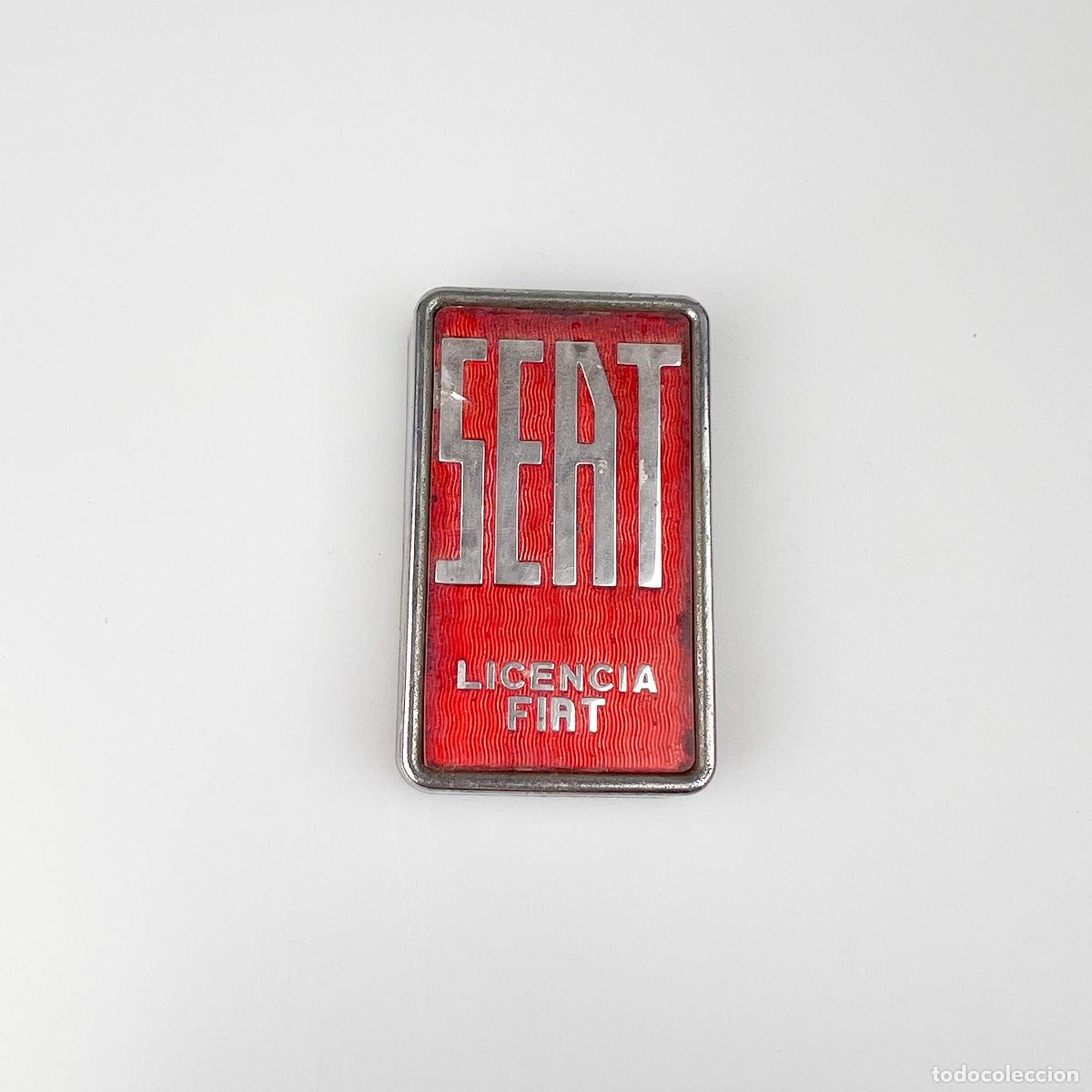 Coleccionismo: Insignia de Seat, Licencia Fiat. Fondo Rojo