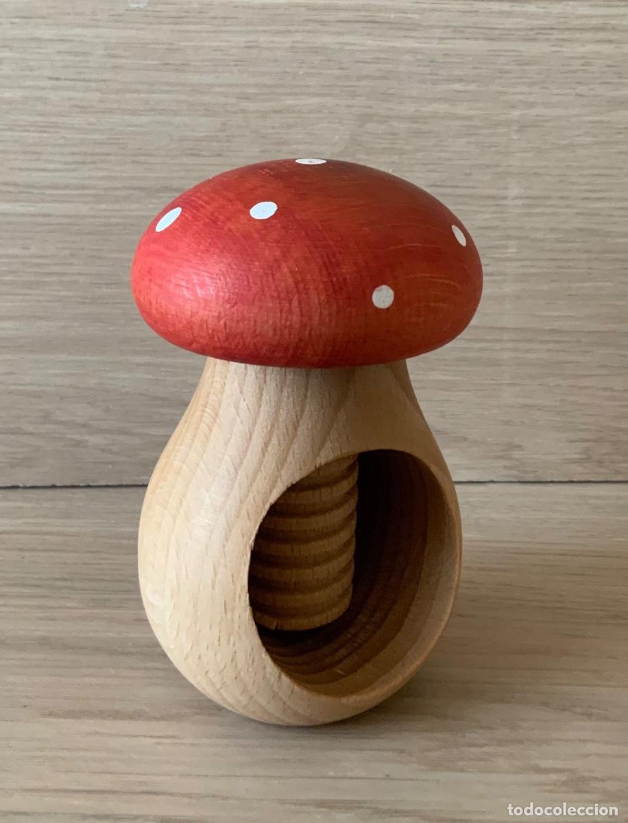 Coleccionismo: CASCANUECES DE MADERA CON FORMA DE SETA - Foto 1