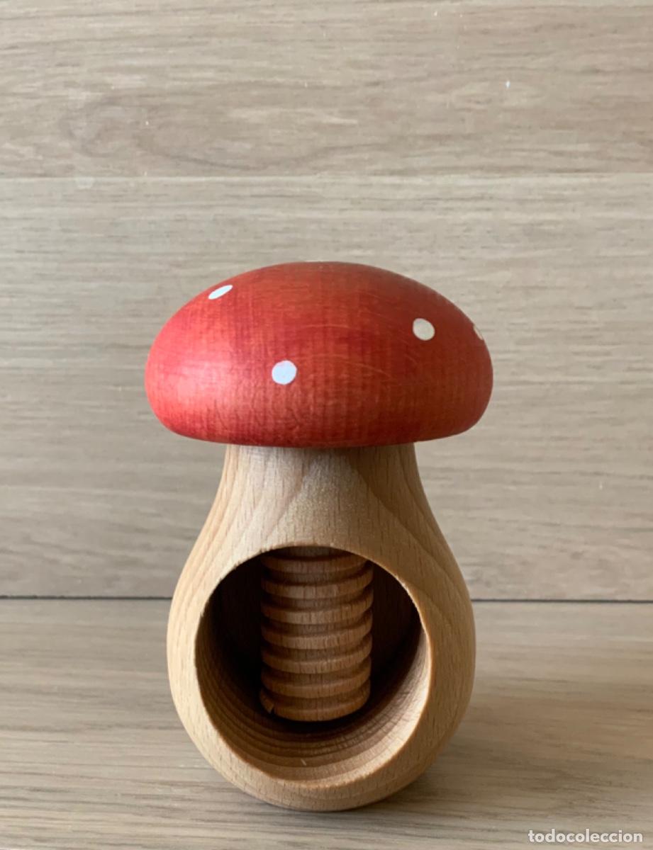 Coleccionismo: CASCANUECES DE MADERA CON FORMA DE SETA - Foto 2