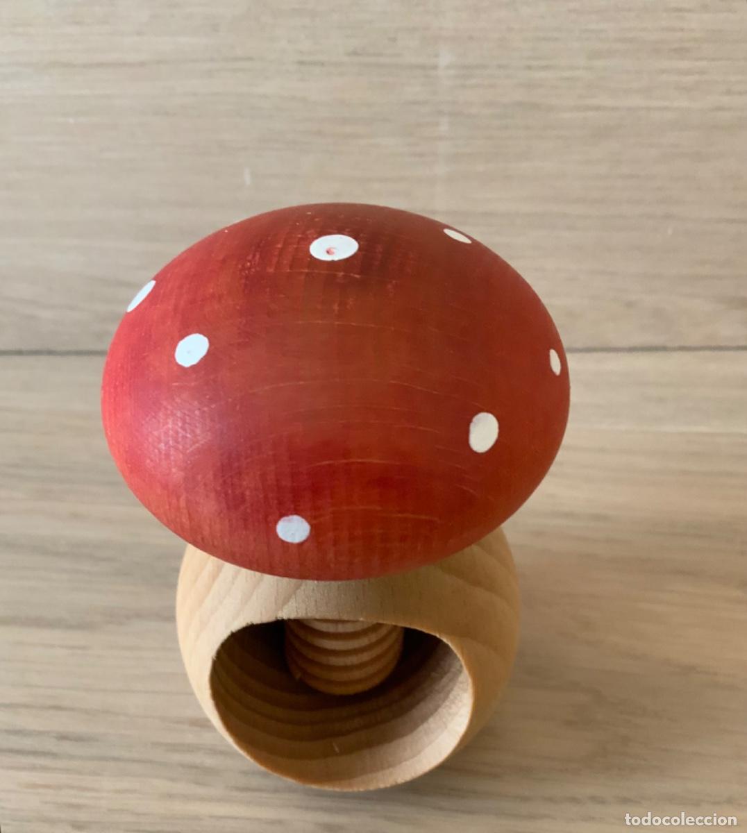 Coleccionismo: CASCANUECES DE MADERA CON FORMA DE SETA - Foto 3