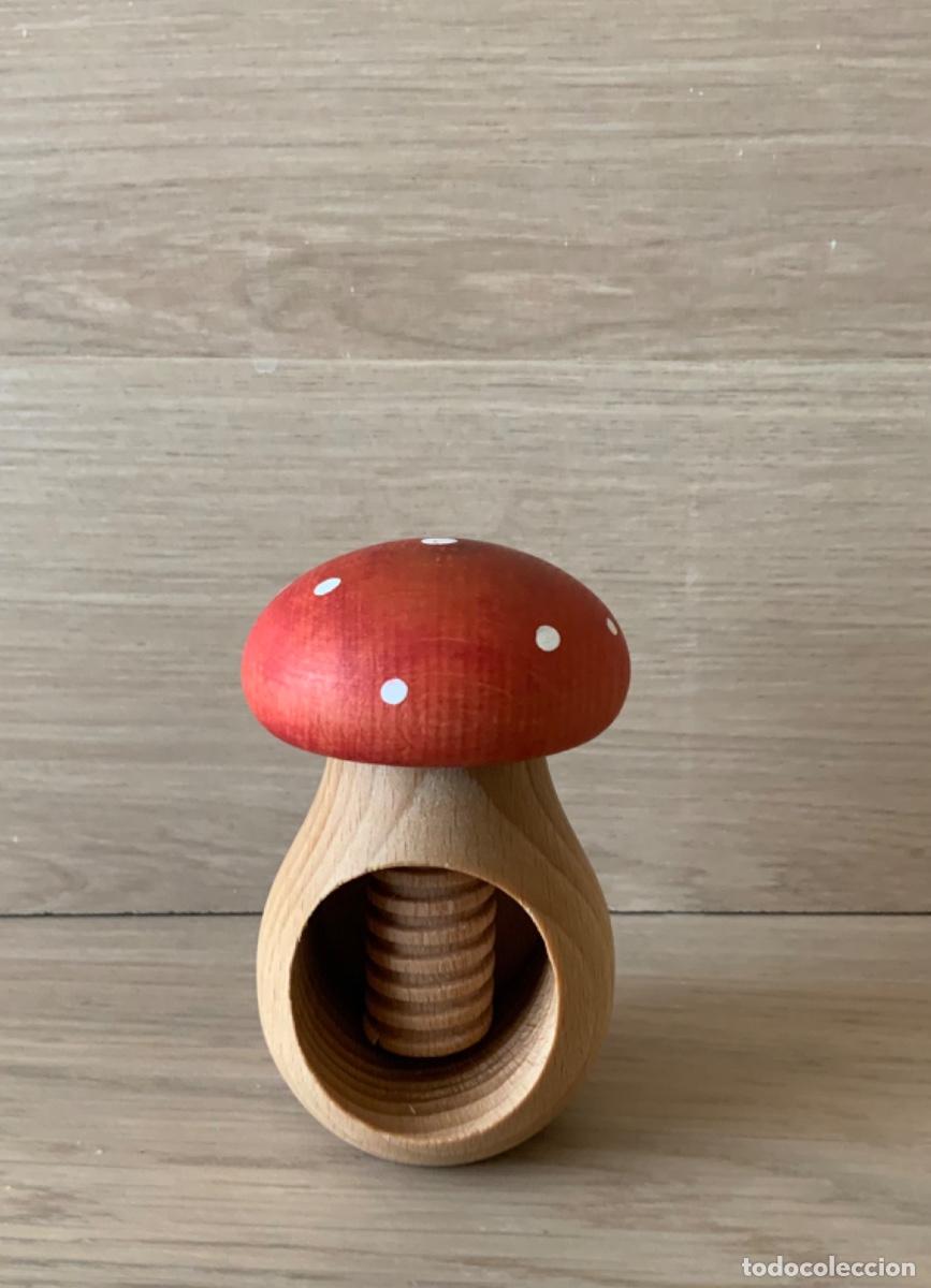 Coleccionismo: CASCANUECES DE MADERA CON FORMA DE SETA - Foto 4
