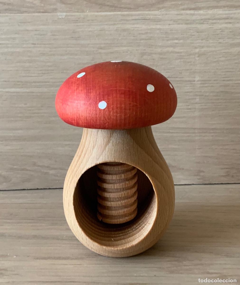 Coleccionismo: CASCANUECES DE MADERA CON FORMA DE SETA - Foto 9