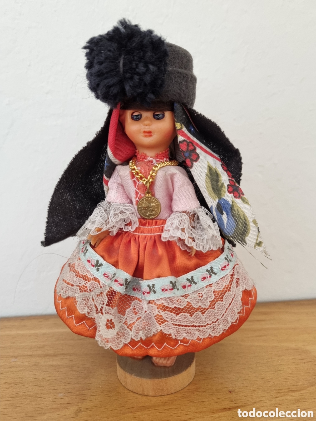 Coleccionismo: Mu&ntilde;eca &eacute;tnica de Nazar&eacute; (Portugal). Traje t&iacute;pico con las 7 faldas y complementos. 16 cm.