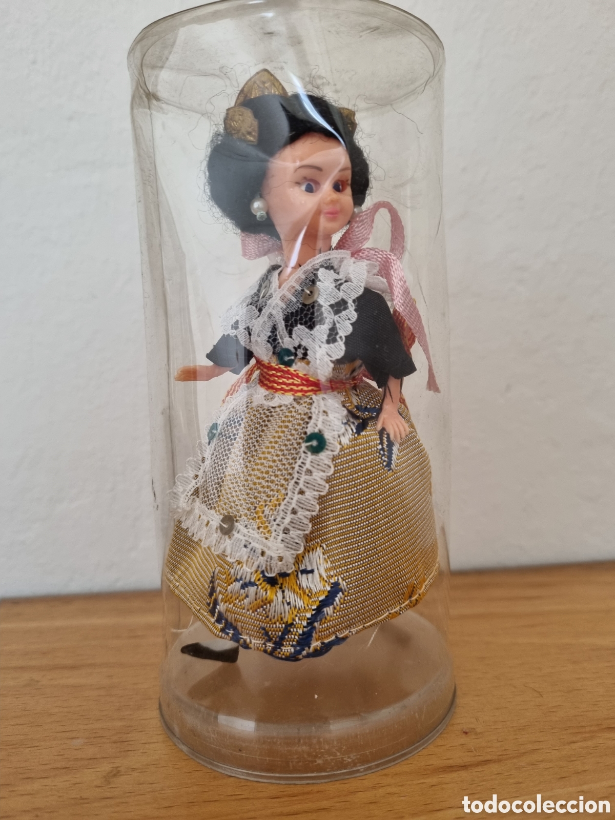 Coleccionismo: Mu&ntilde;eca &eacute;tnica antigua Valenciana. Vestimenta t&iacute;pica. Dentro de estuche. 14 cm. Muy compl.