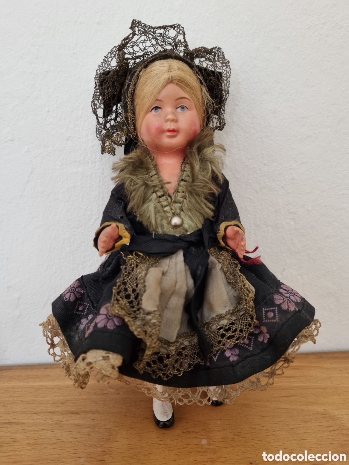Coleccionismo: Mu&ntilde;eca &eacute;tnica antigua t&iacute;pica de Alemania. Muchos complementos. De pasta. 19 cm.