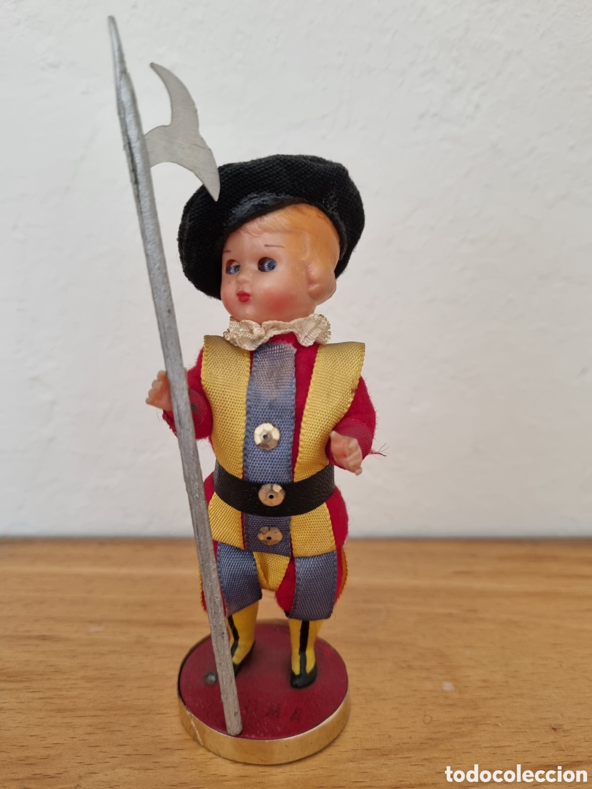 Coleccionismo: Mu&ntilde;eco antiguo del Vaticano. &Eacute;tnico. Vestimenta de la Guardia Pontificia. Todo detalle. 13 cm.