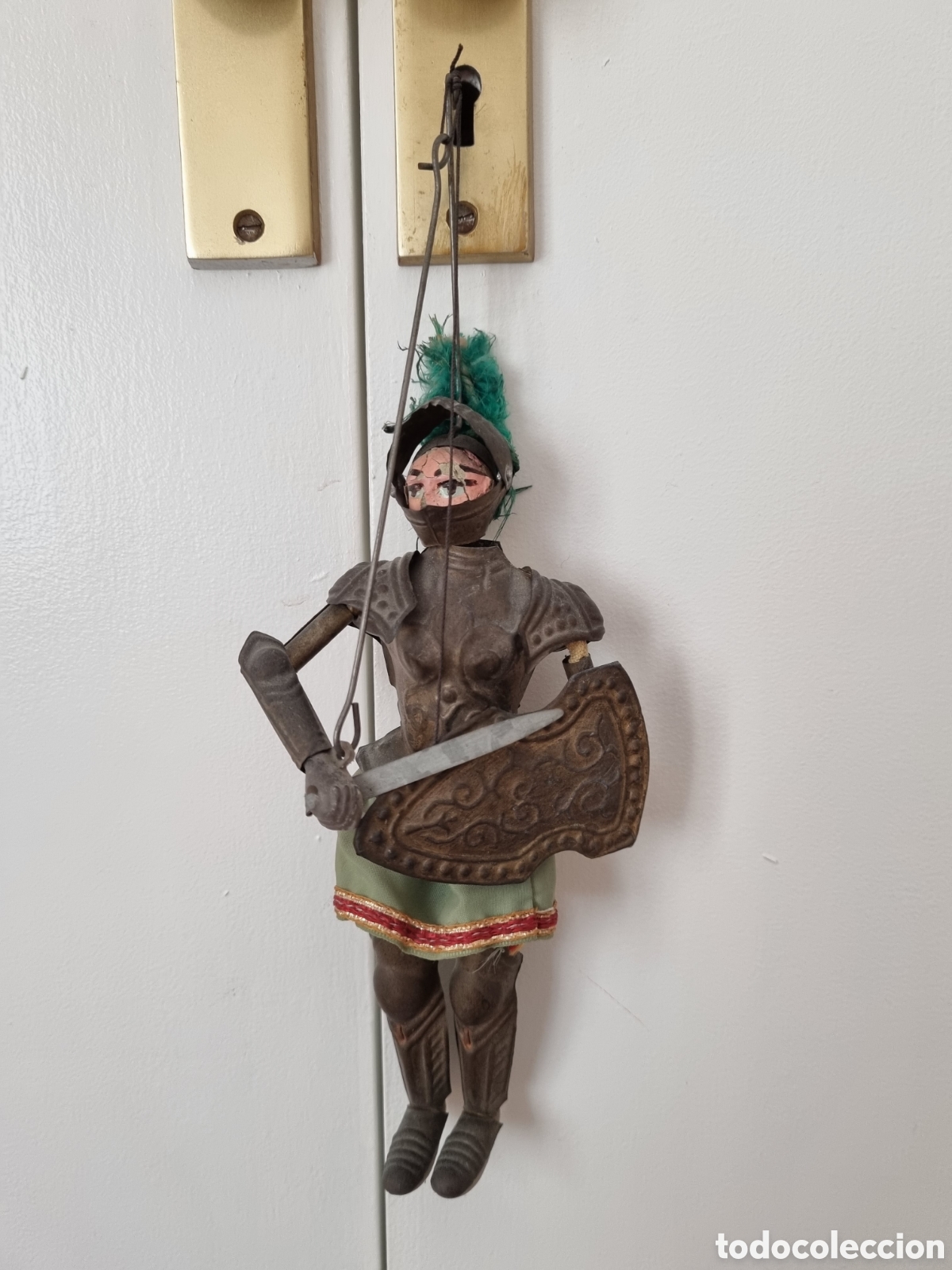 Coleccionismo: Mu&ntilde;eco &eacute;tnico t&iacute;pico de Palermo (Italia). Articulado. Met&aacute;lico y tela. Teatrillo. Con armadura.
