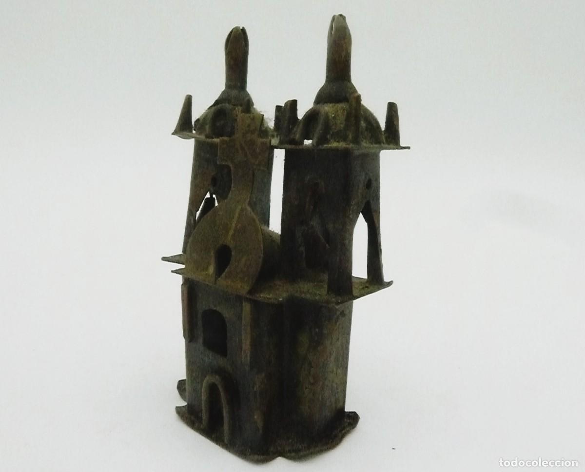 Coleccionismo: Miniatura de iglesia en metal. - Foto 3