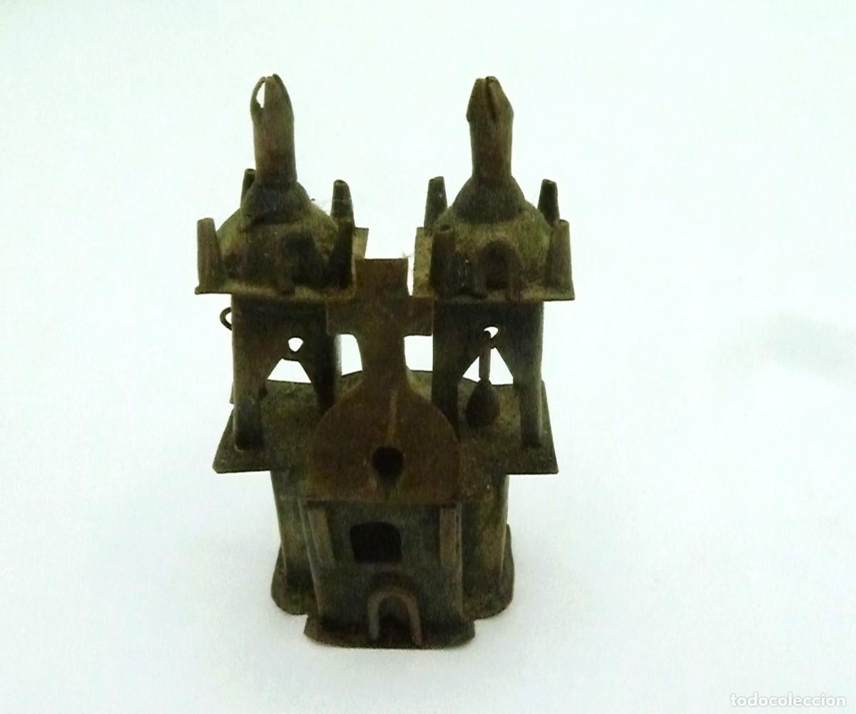 Coleccionismo: Miniatura de iglesia en metal. - Foto 5