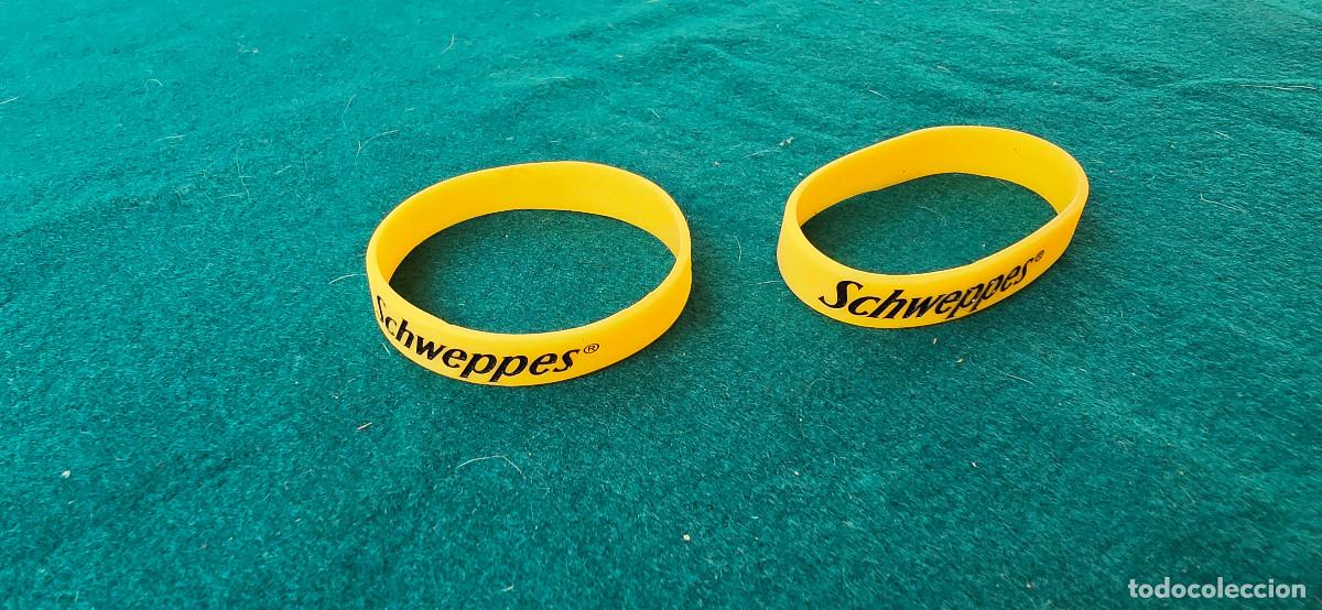 Coleccionismo: 2 PULSERAS DE GOMA SCHWEPPES - Foto 1