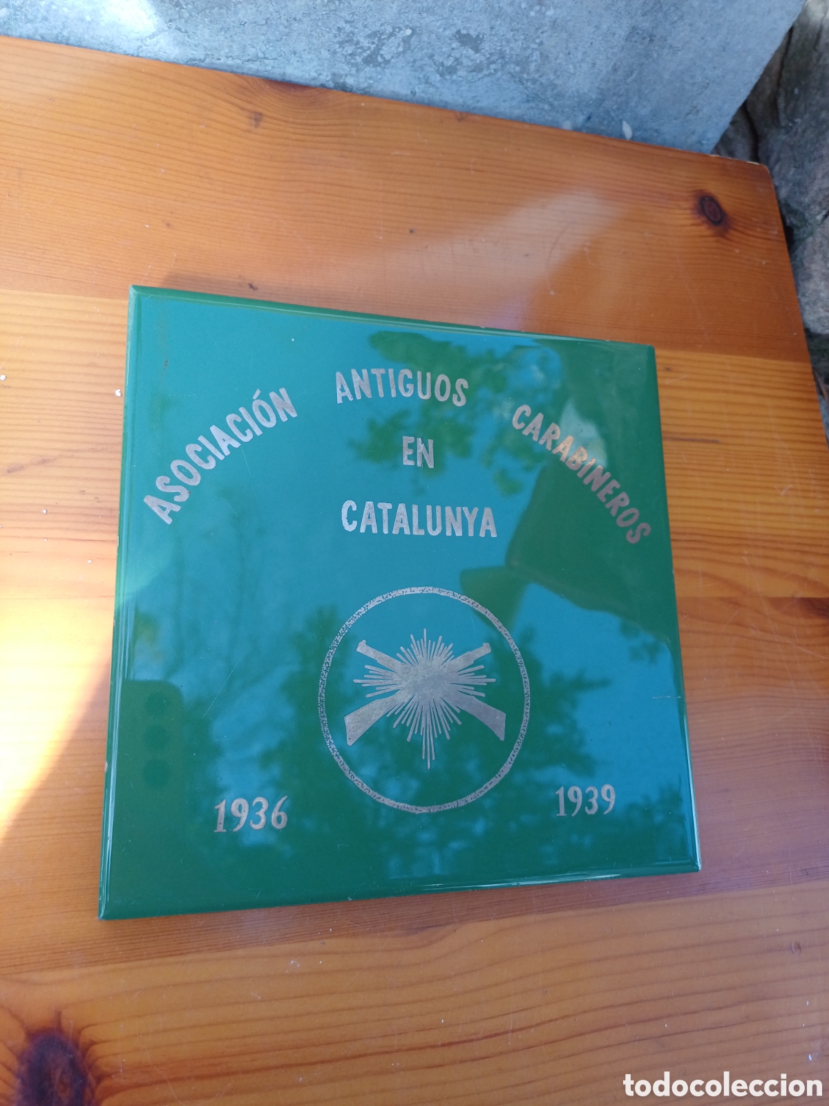 Coleccionismo: Azulejo baldosa ceramica Asociacion Antiguos Carabineros en Catalunya 1936 1939 ( Guerra Civil )