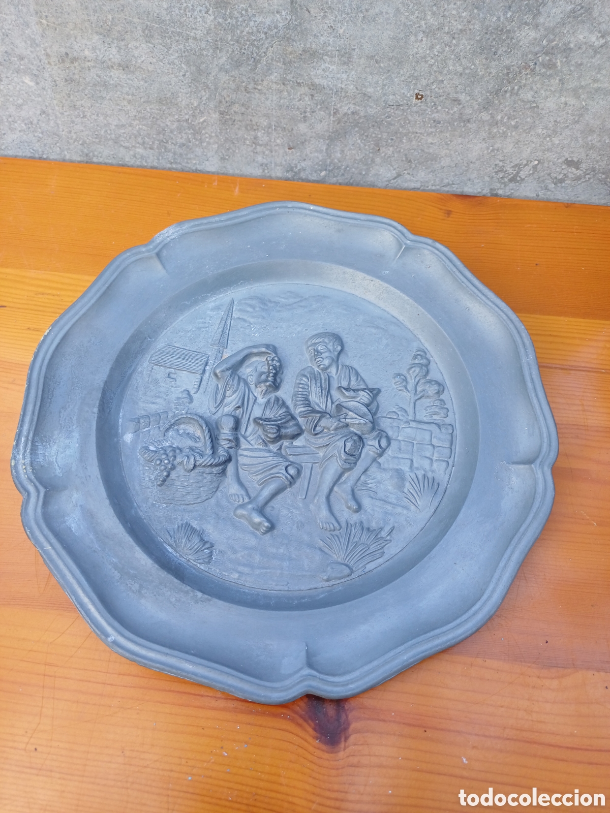 Coleccionismo: Plato escena ni&ntilde;os comiendo uvas y melon probablemente peltre aleman 22cm recuerda cuadro Murillo