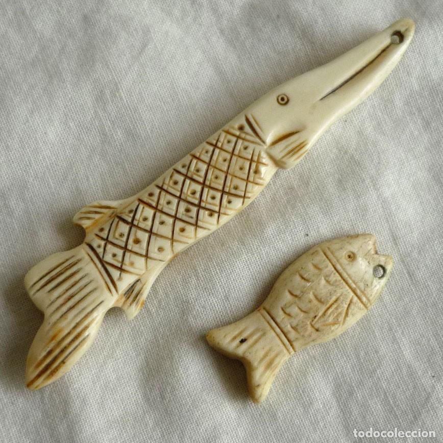 Coleccionismo: 2 figuras de peces talladas en hueso - Foto 1