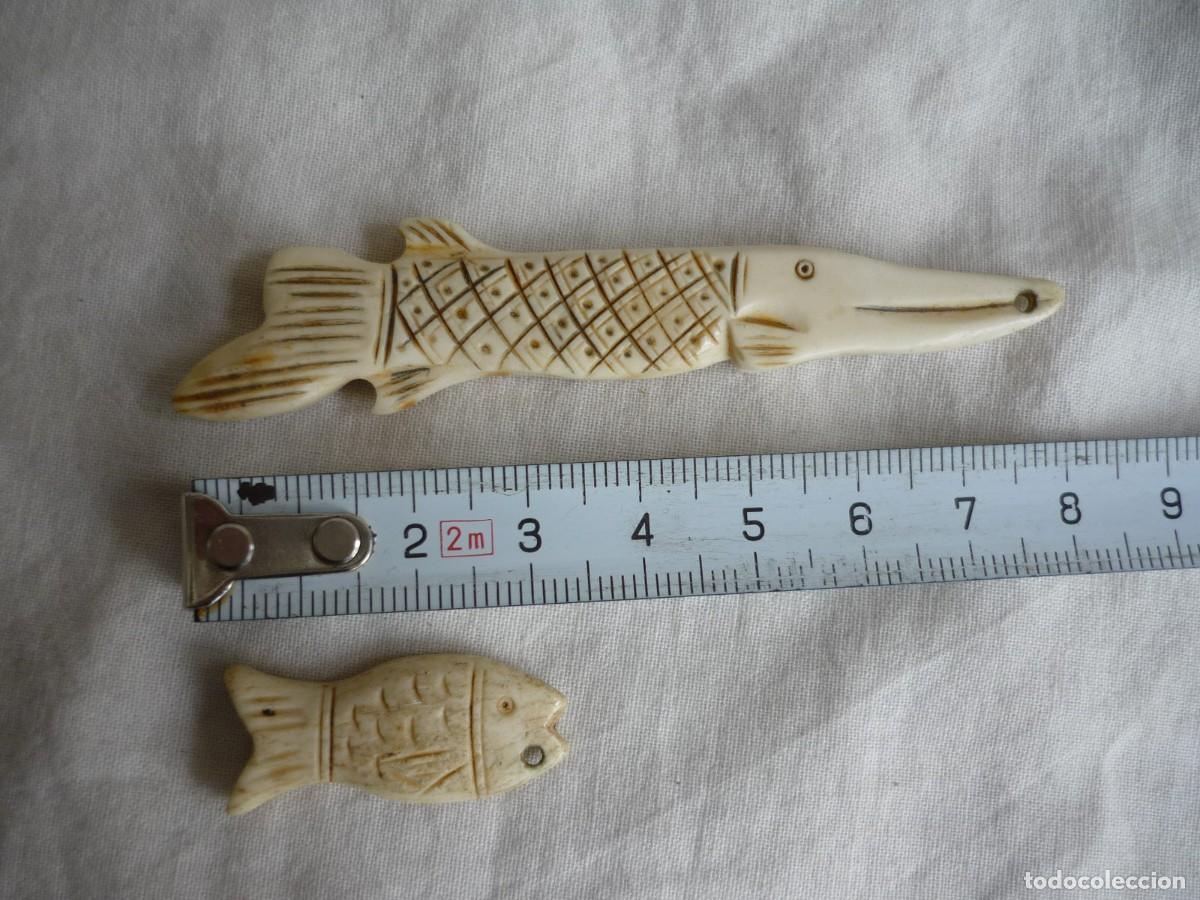 Coleccionismo: 2 figuras de peces talladas en hueso - Foto 2