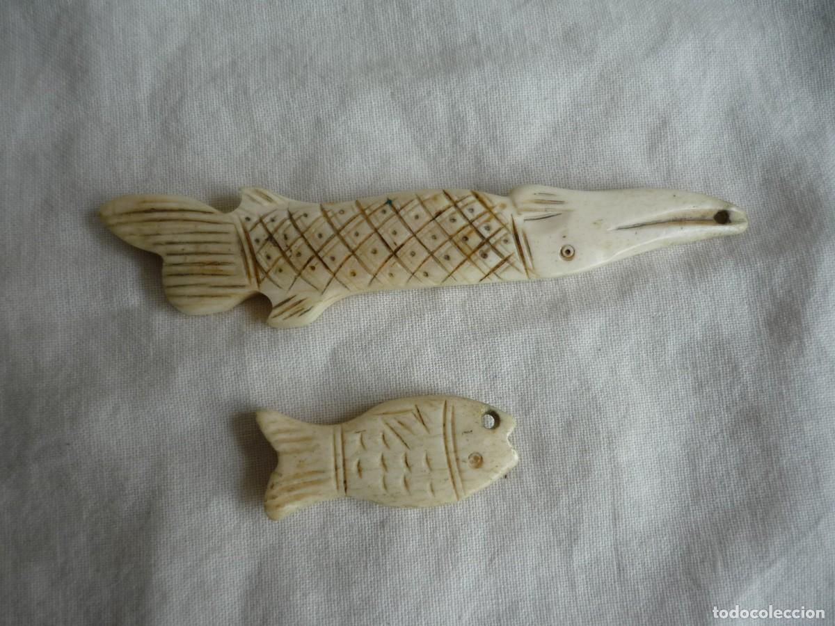 Coleccionismo: 2 figuras de peces talladas en hueso - Foto 3