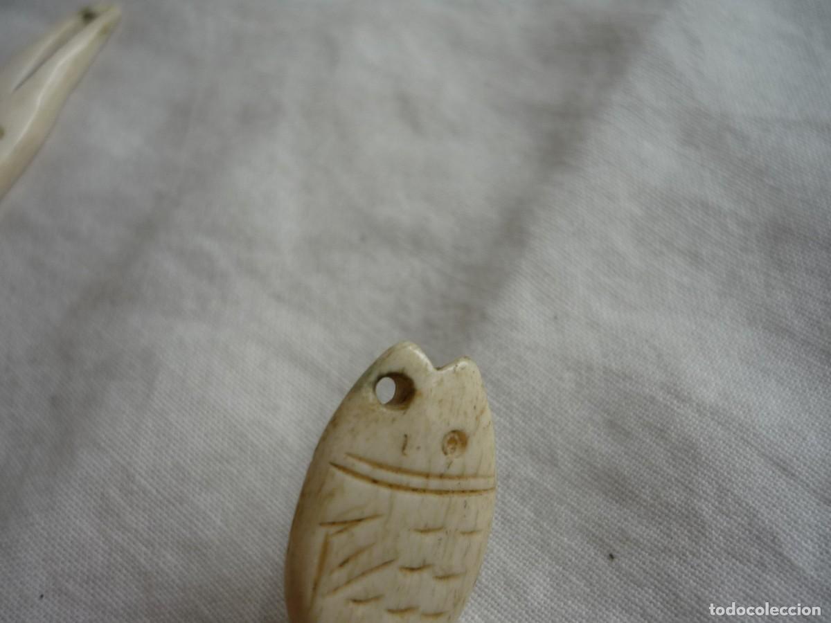 Coleccionismo: 2 figuras de peces talladas en hueso - Foto 5