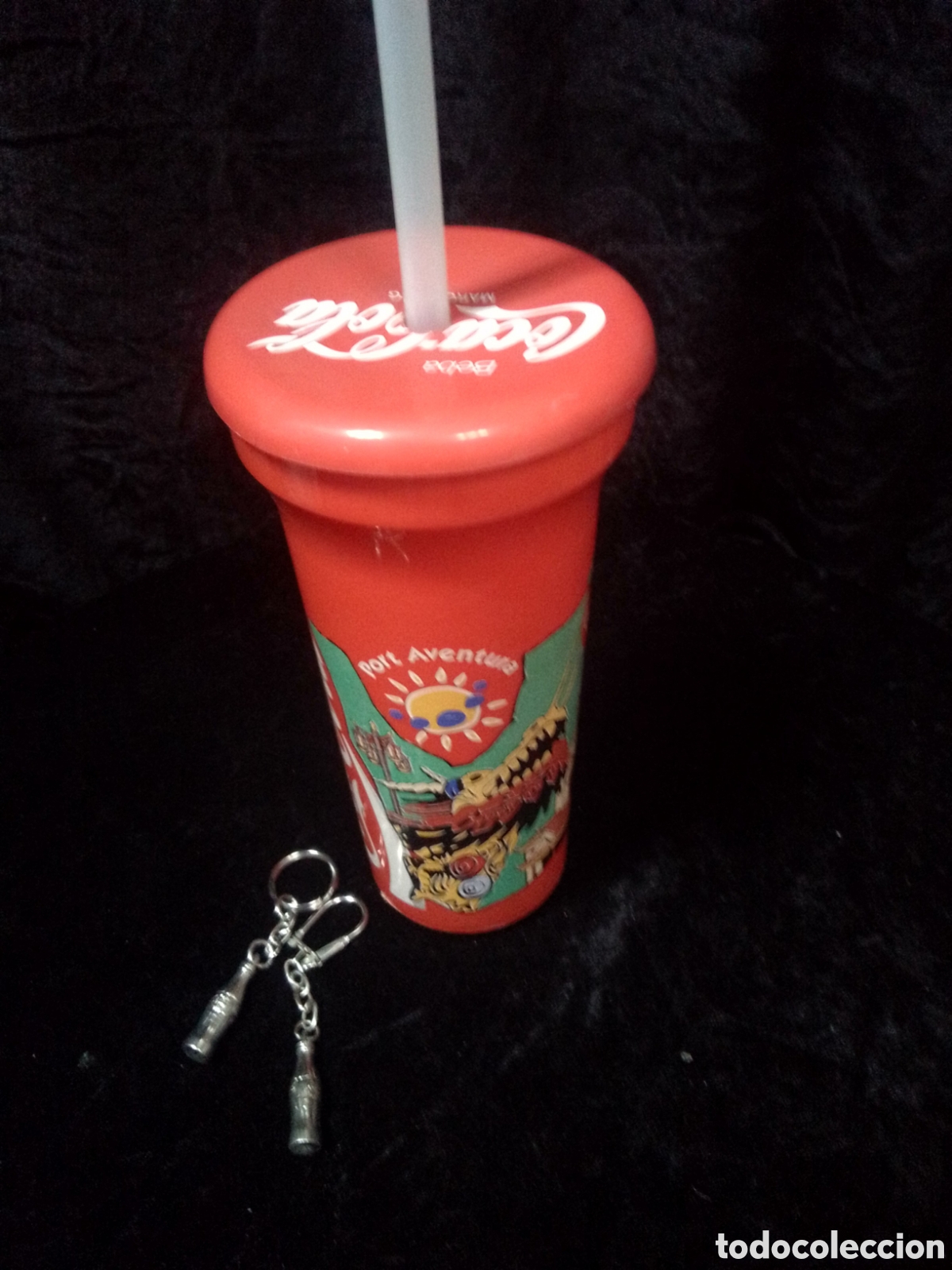 Coleccionismo: Vaso y par de llaveros de Coca-Cola. - Foto 1