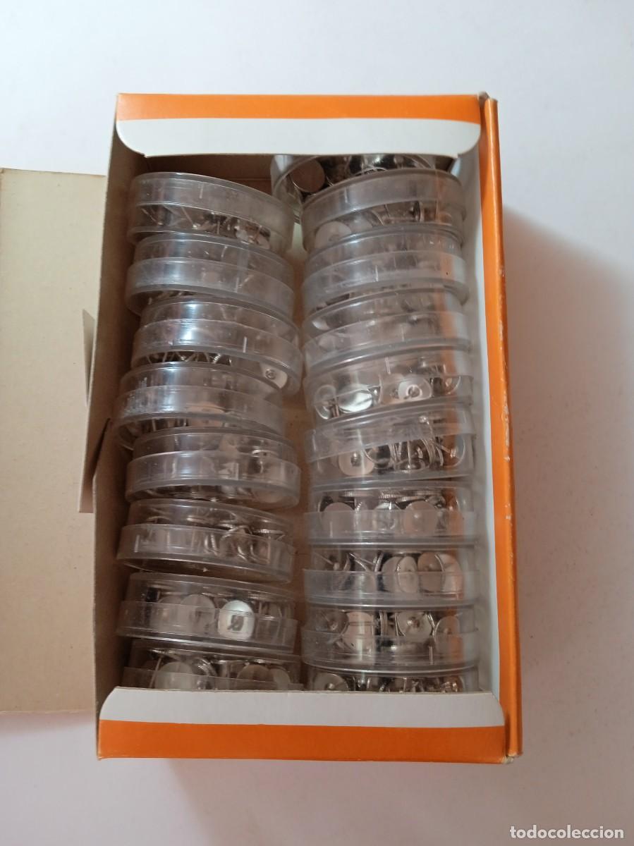 Coleccionismo: CAJA CON 18 CAJITAS DE CHINCHETAS - Foto 2