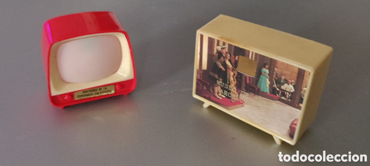 Coleccionismo: 2 peque&ntilde;os antiguos televisores visores.Santuario de la Esperanza y Museo de cera