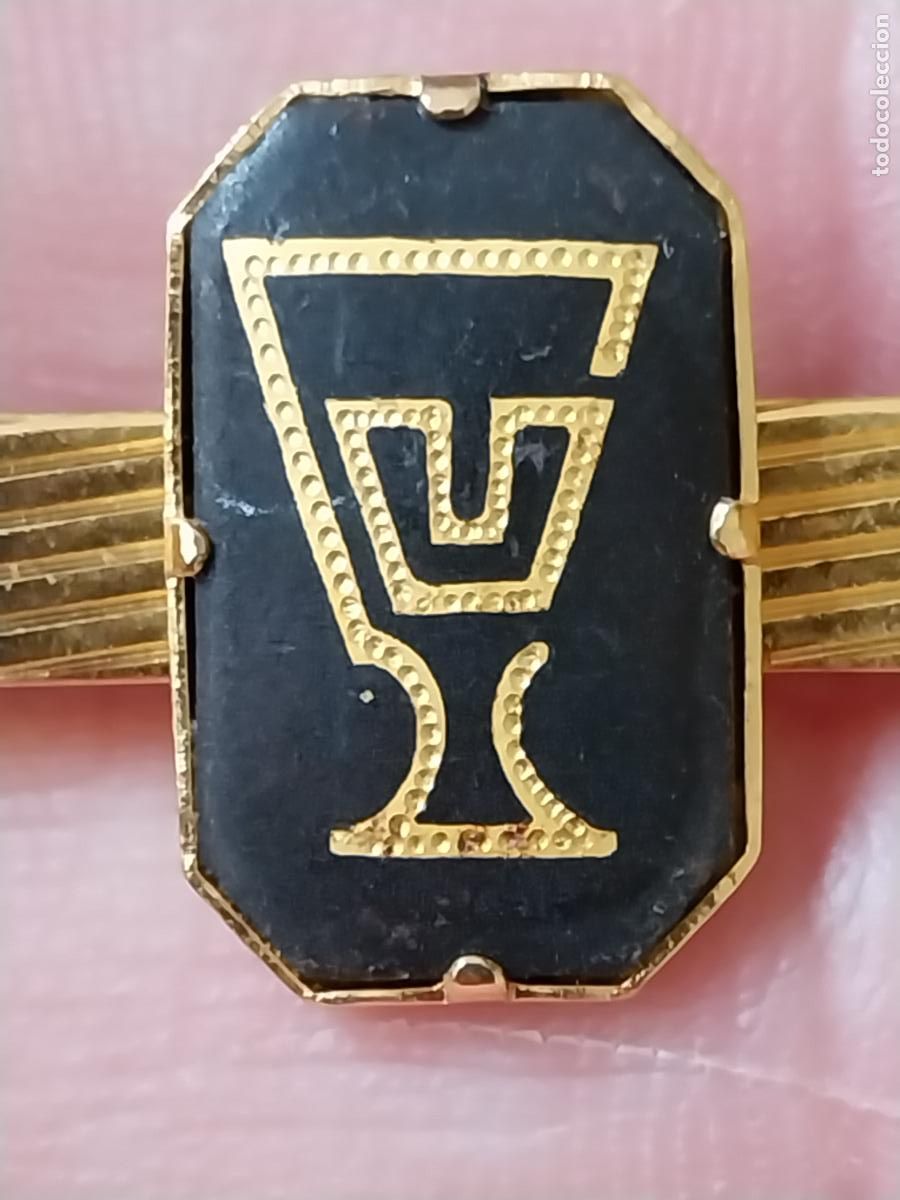 Coleccionismo: PASADOR DAMASQUINADO COPA CALIZ O SIMILAR FONDO NEGRO METAL DORADO 1,8CM ALTO