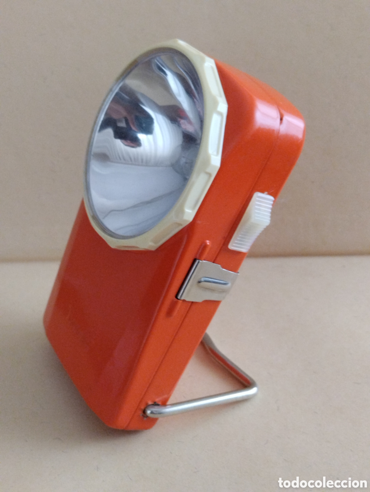 Coleccionismo: CLASICA LINTERNA COLOR NARANJA TXIMIST DE METAL COMO NUEVA FUNCIONA CON PILA 4,5 V. TIPO PETACA