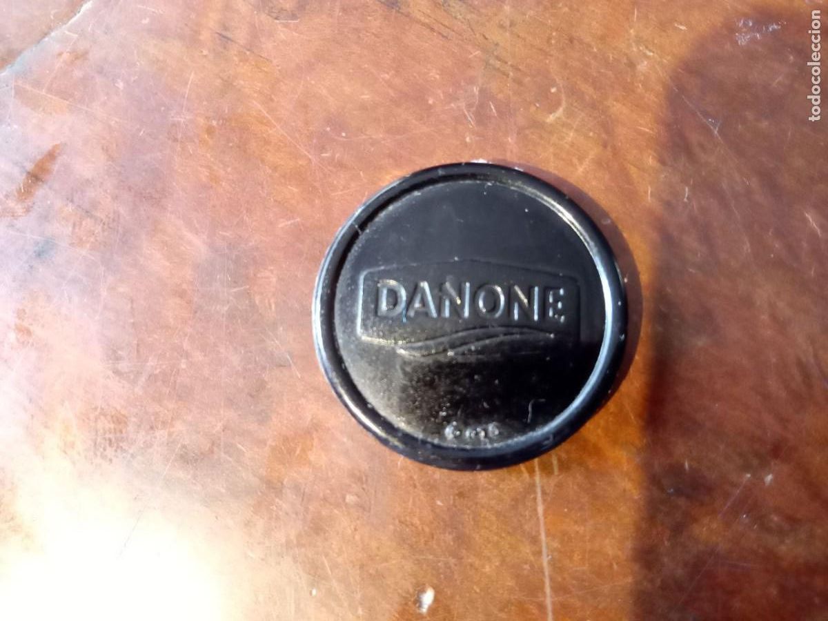Coleccionismo: FICHA NEGRA DANONE 3 CM BAQUELITA - Foto 1