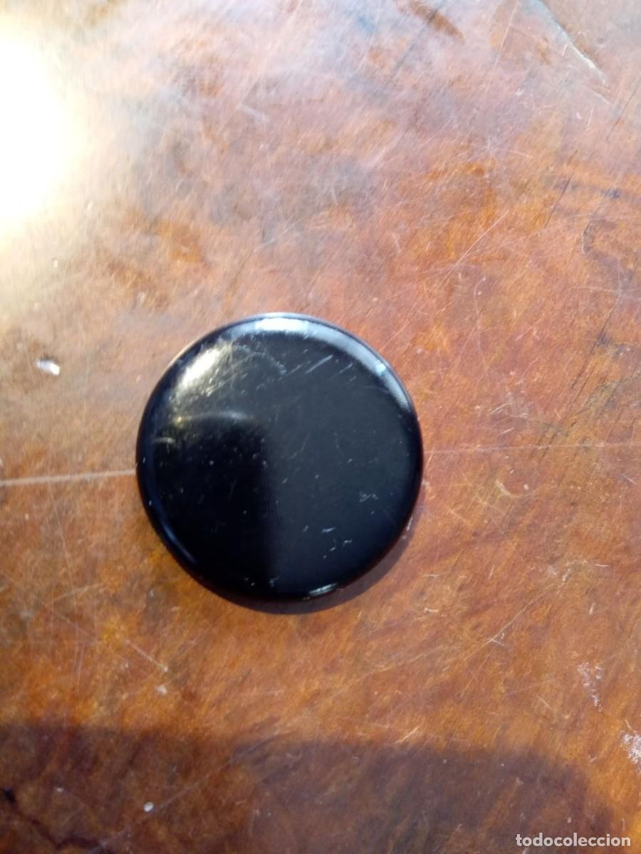 Coleccionismo: FICHA NEGRA DANONE 3 CM BAQUELITA - Foto 2