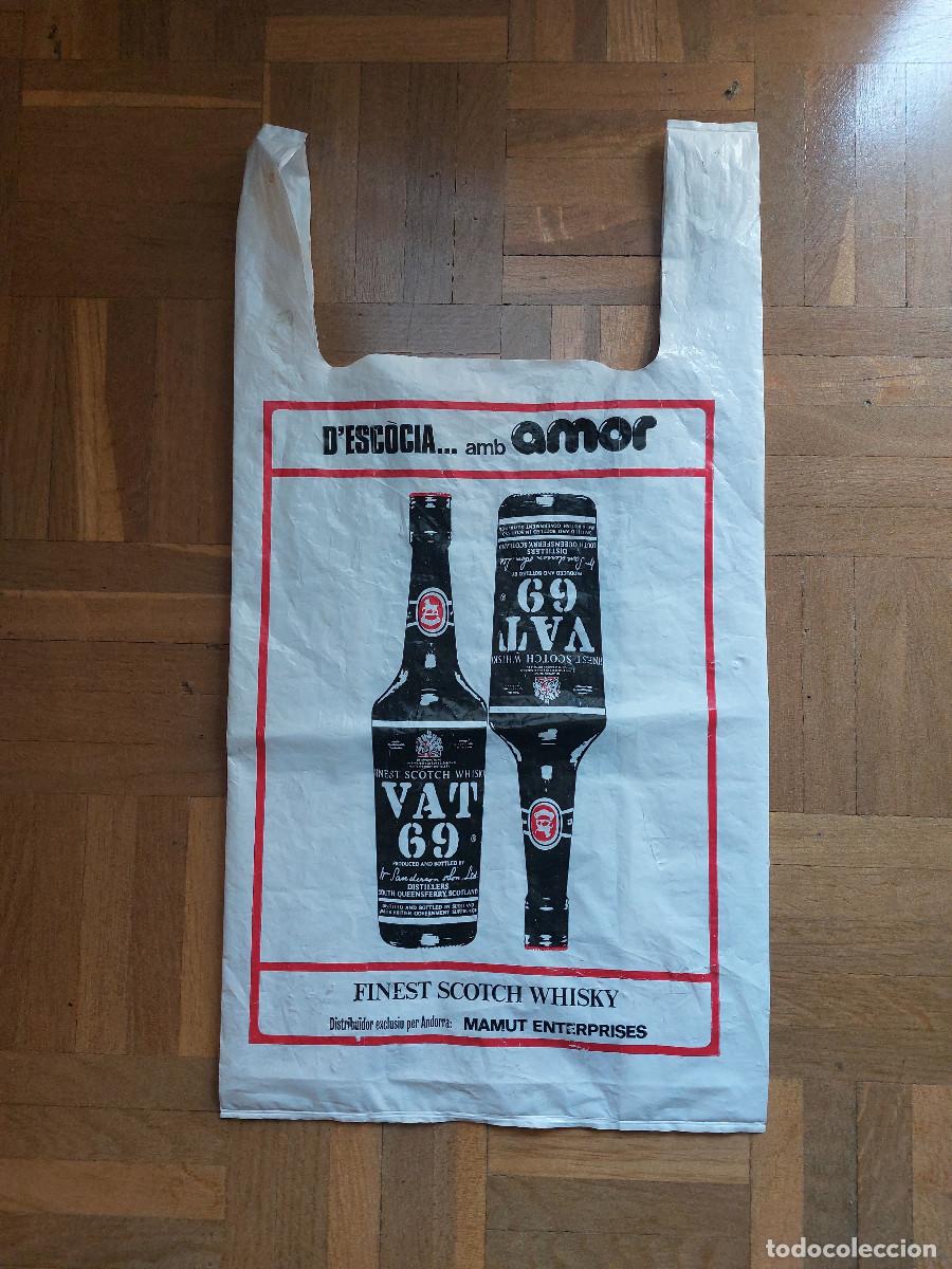 Coleccionismo: Bolsa plastico VAT 69 botella Whisky a&ntilde;os 70 80 publicidad Andorra en catalan