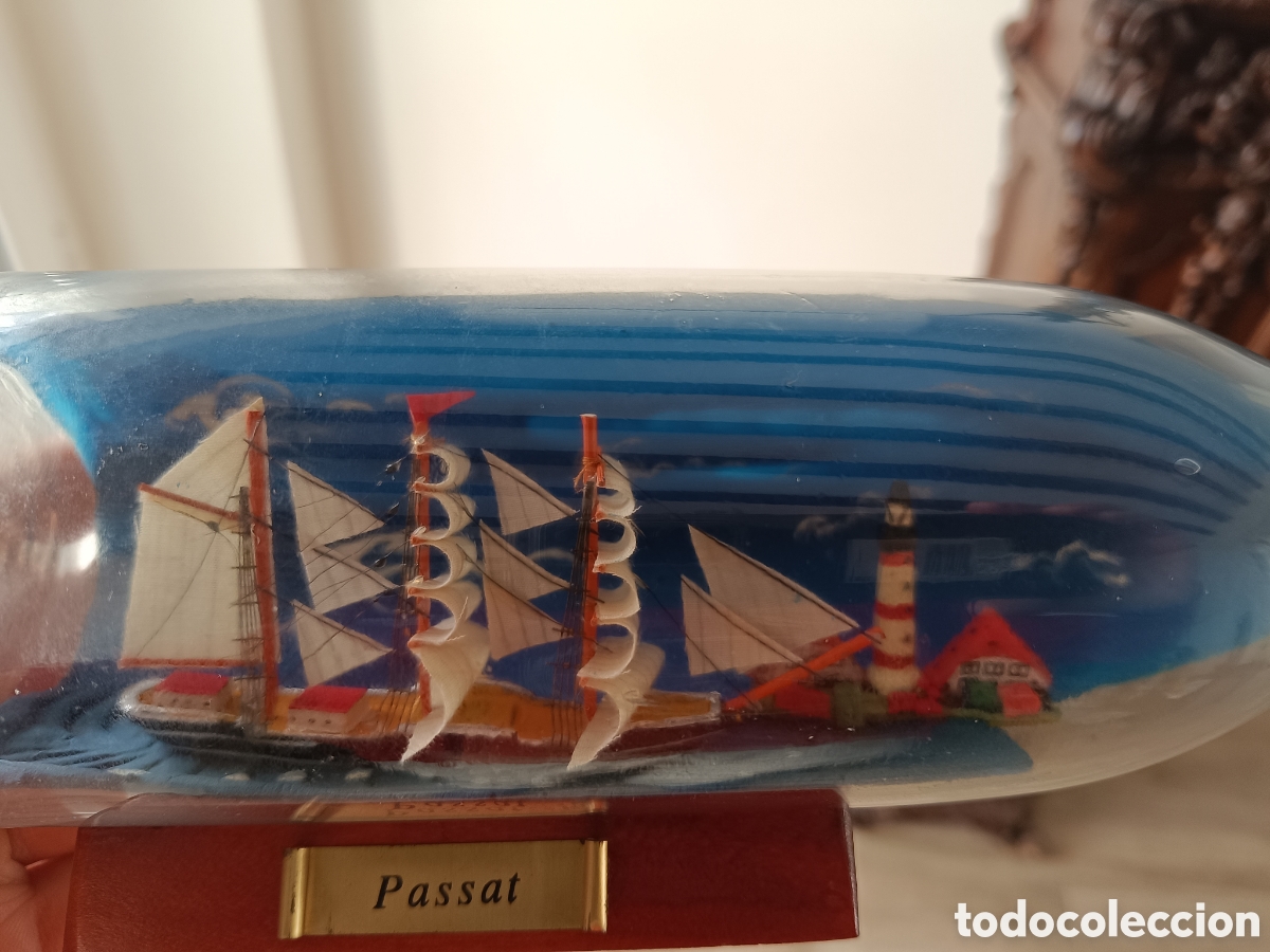 Coleccionismo: BARCO DE VELA MODELO PASSAT DENTRO DE BOTELLA DE CRISTAL, 29 CMS DE LONGITUD, 9 CMS ALTO.