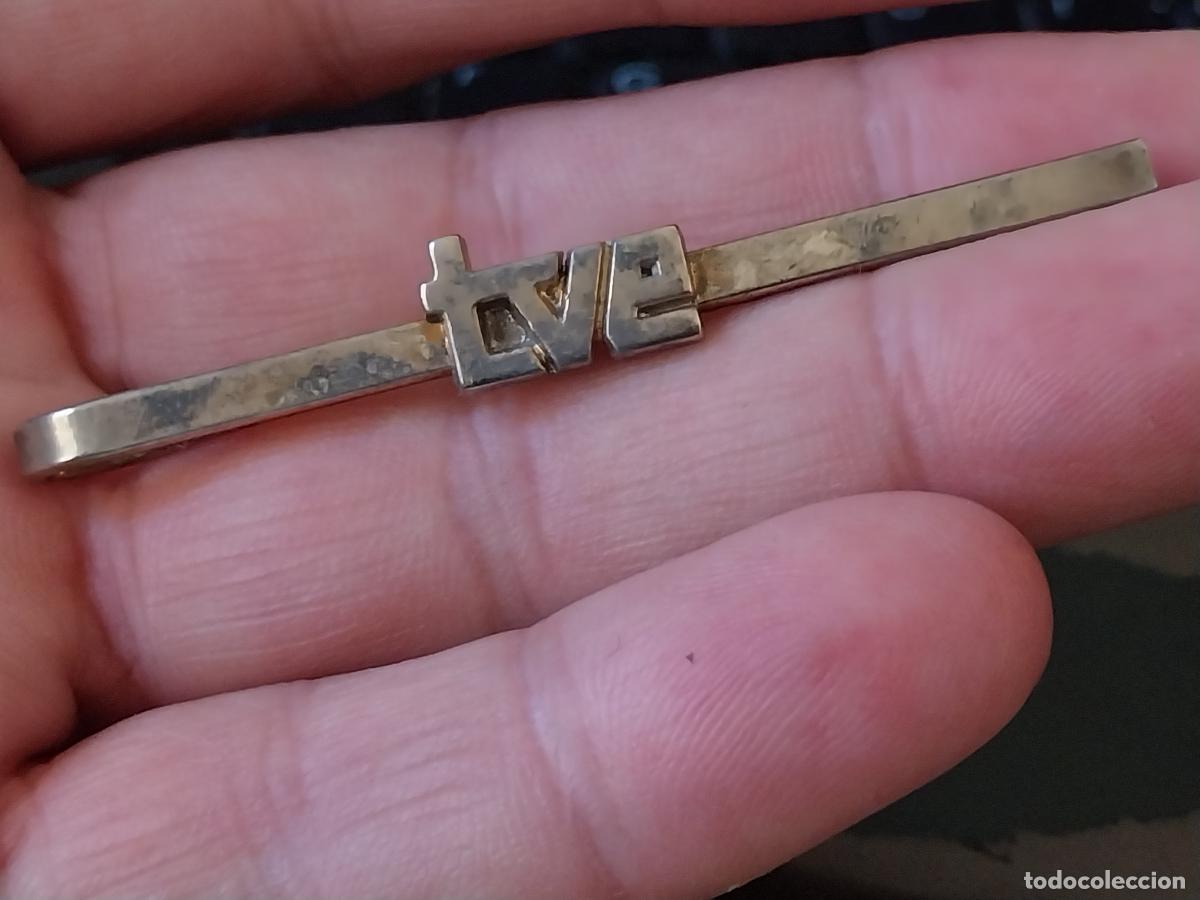 Coleccionismo: TELEVISION ESPA&Ntilde;OLA TVE PASADOR CORBATA METAL PLATEADO 1CM ALTO