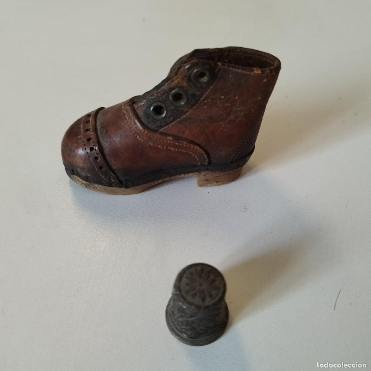 Colecionismo: Miniatura de zapato de madera artesano de cuero y madera