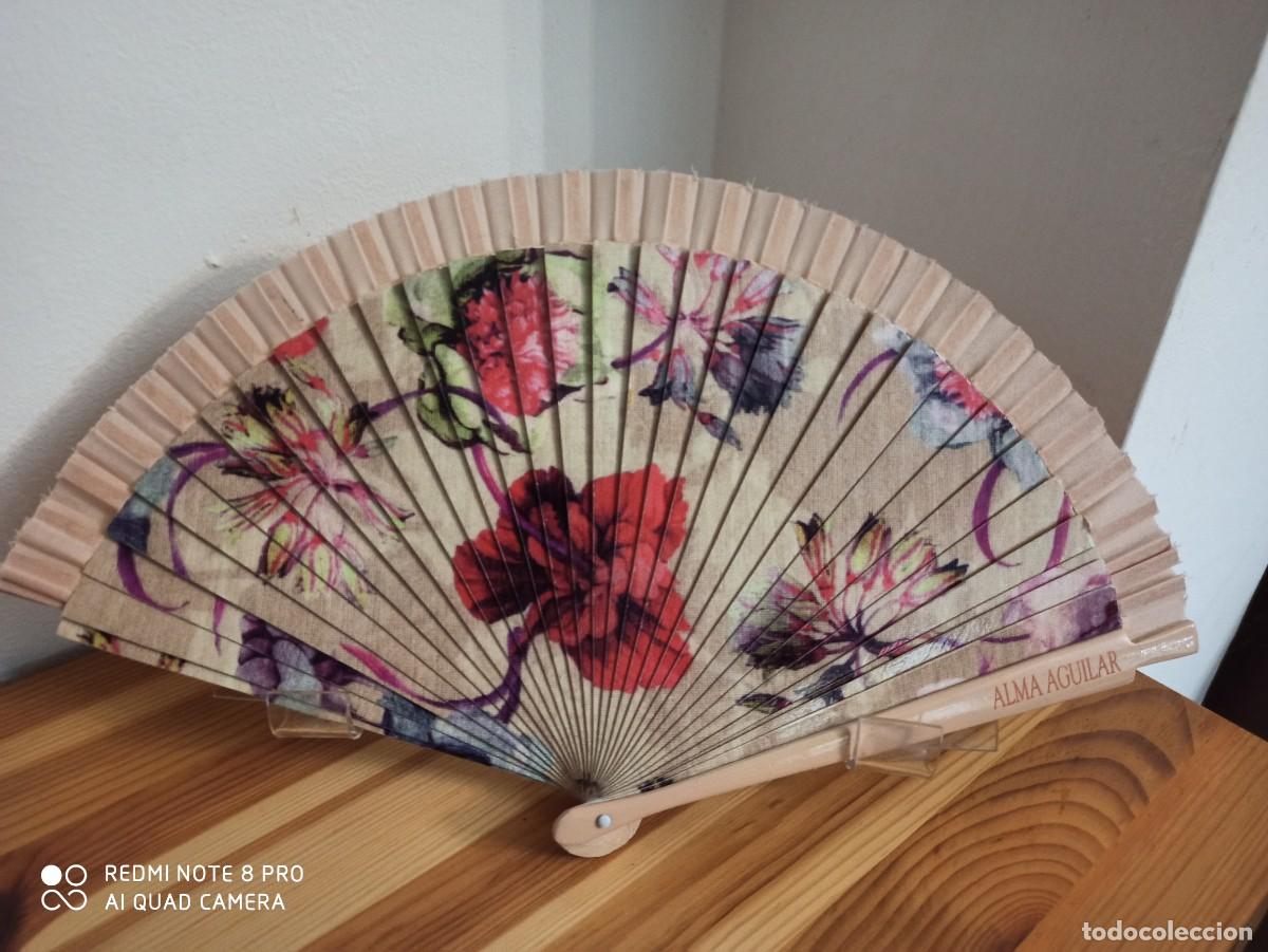 Coleccionismo: ABANICO. DISE&Ntilde;ADORES DE ROPA. MADERA Y TELA. Madera y tela. ALMA AGUILAR.