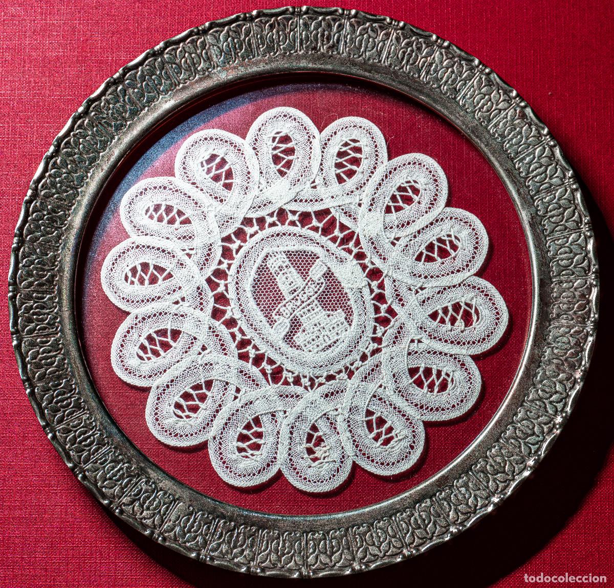 Collectionnisme: PLATO RECUERDO BRUJAS (BELGICA) - CRISTAL METAL PLATEADO Y ENCAJE EN SU INTERIOR