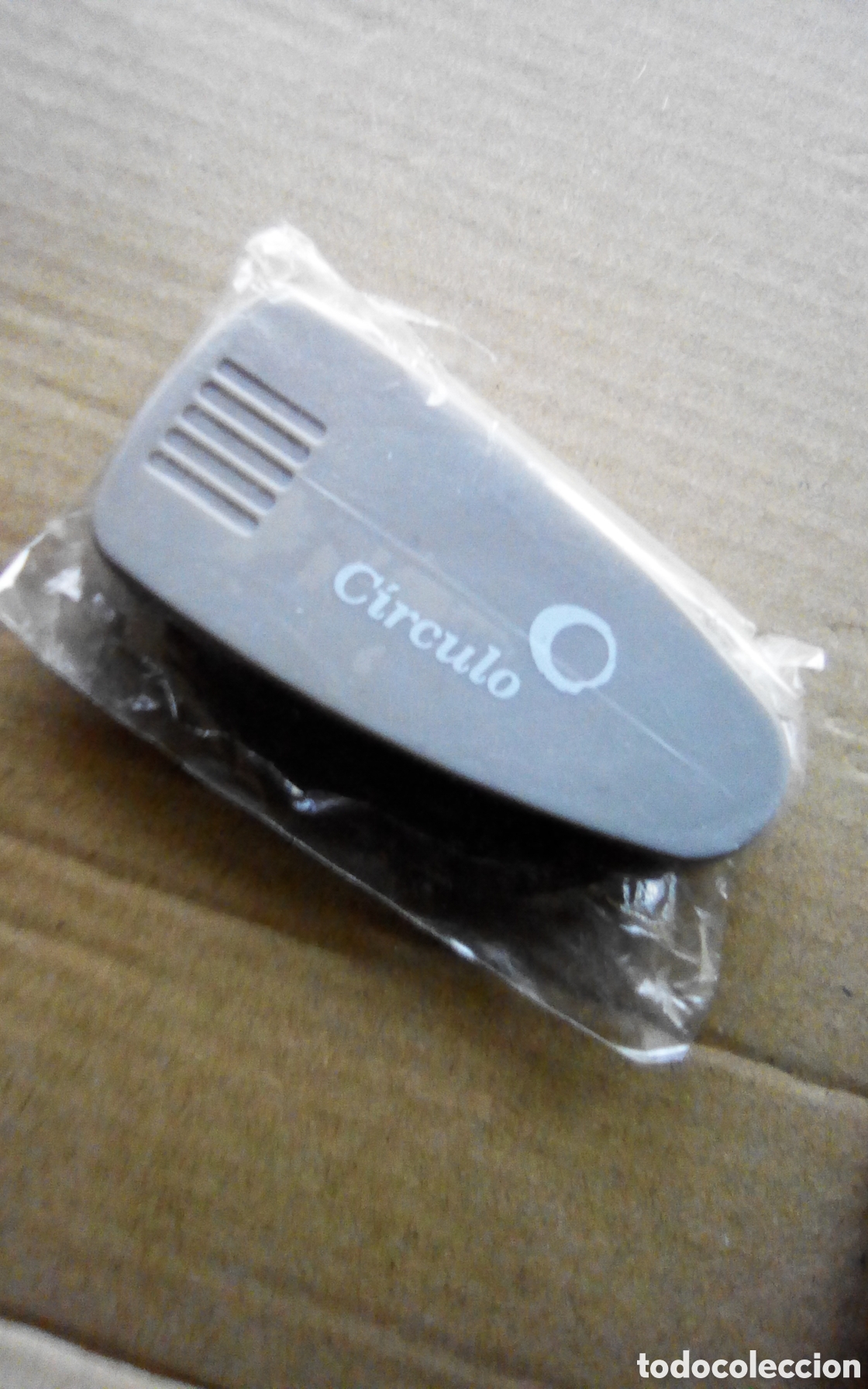 Coleccionismo: Obsequio C&iacute;rculo de lectores, limpia tarjetas. Nuevo, sin usar. Mide 6,5*3 cm.