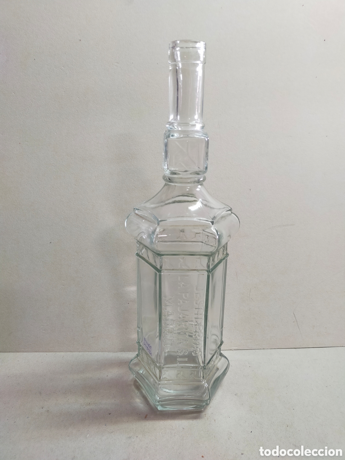 Coleccionismo: BOTELLA DE CRISTAL DESTILERIAS LA PAJARITA SL MADRID. 35 CM. BASE HEXAGONAL.