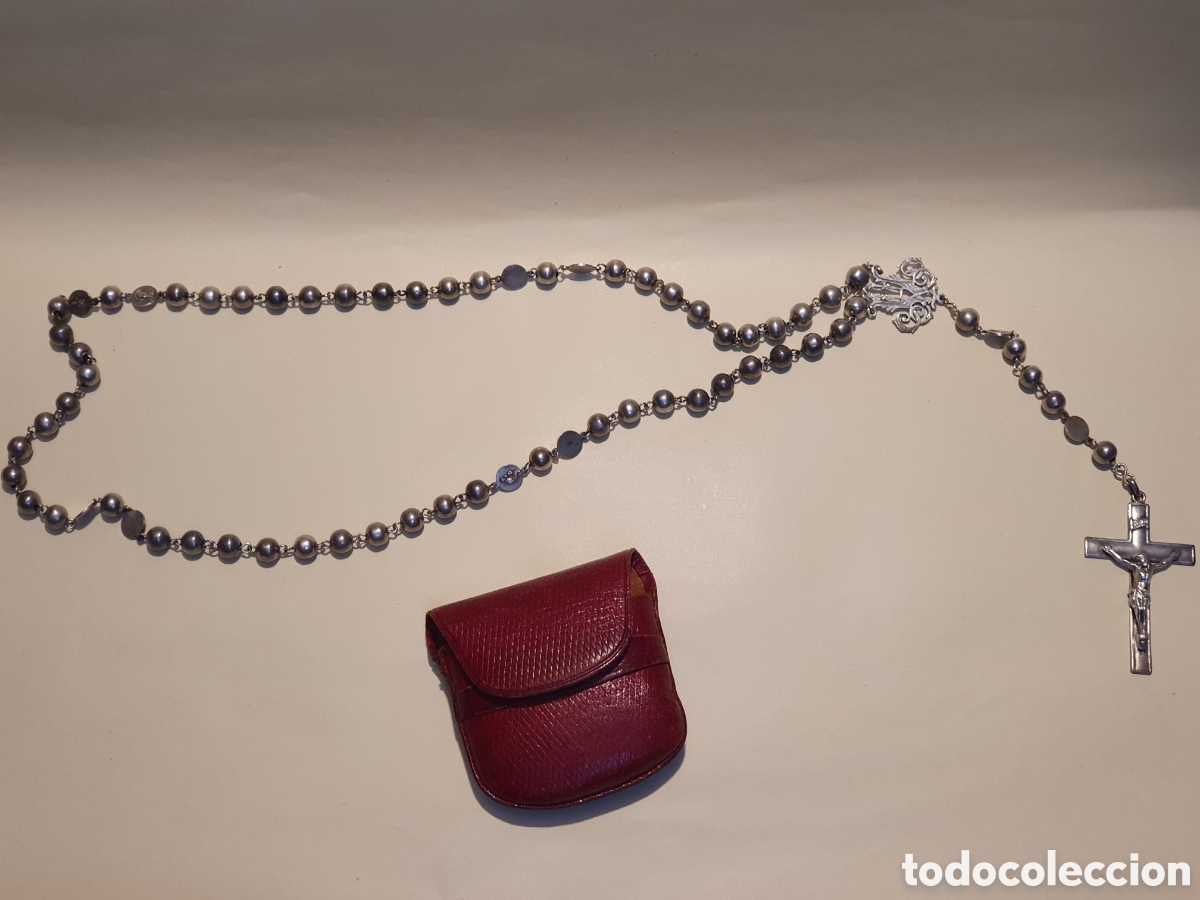 Coleccionismo: ANTIGUO ROSARIO DE LATON CROMADO BLANCO. 52 CM + FUNDA DE CUERO.