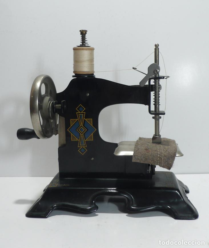 Coleccionismo: peque&ntilde;a maquina de coser - Foto 2