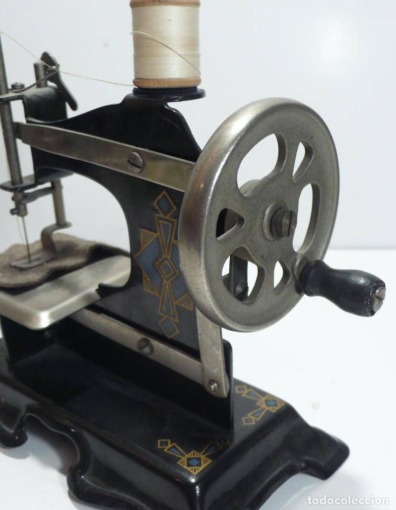 Coleccionismo: peque&ntilde;a maquina de coser - Foto 4