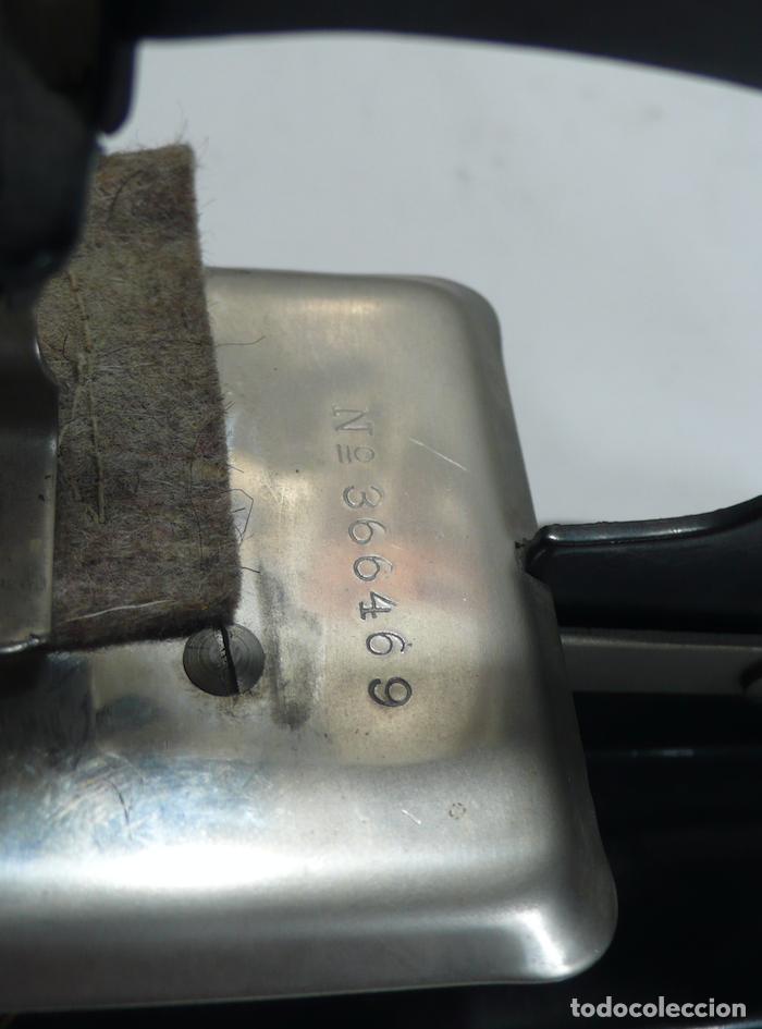 Coleccionismo: peque&ntilde;a maquina de coser - Foto 5