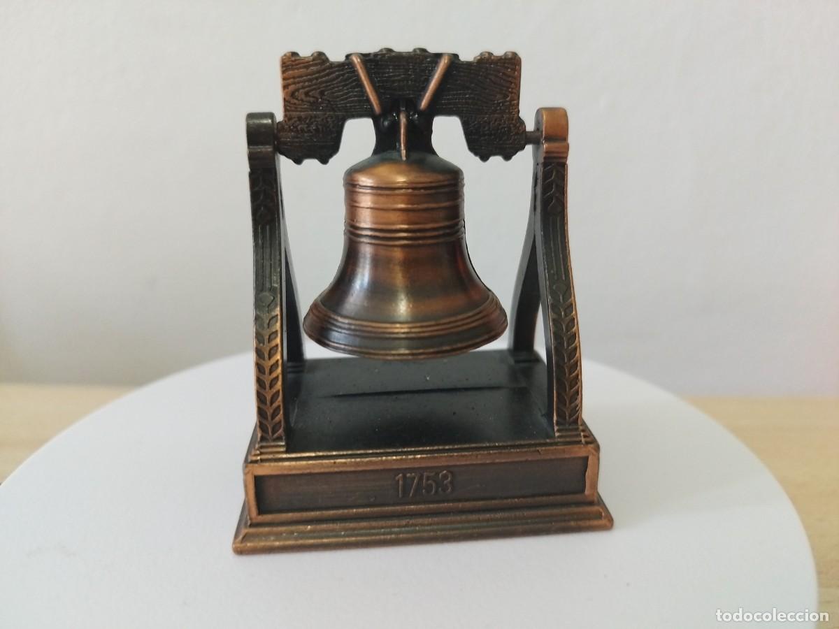 Coleccionismo: Miniatura en forma de campana antigua 1753 (sacapuntas ) met&aacute;lico, Hecho en China