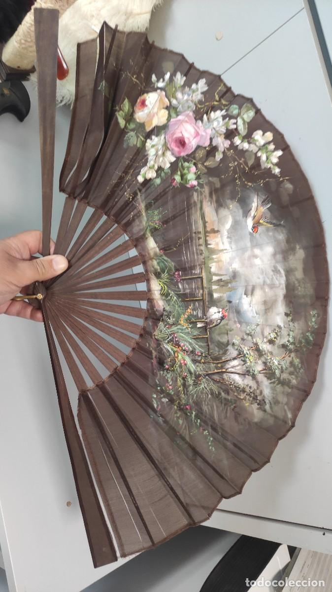 Coleccionismo: Bonito abanico en seda pintado a mano . Bonita escena floral y p&aacute;jaros. Ver estado en fotos