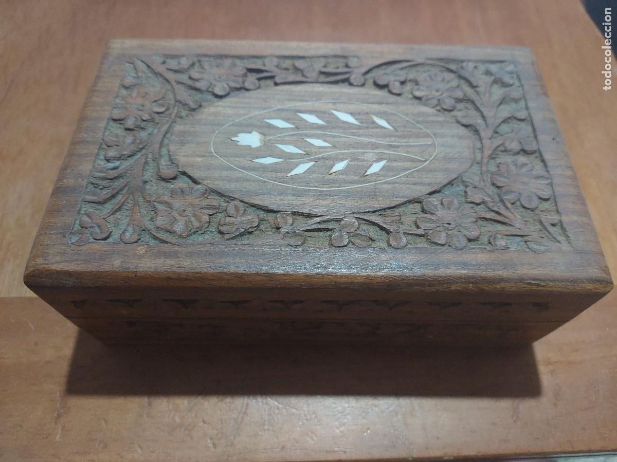 Colecionismo: CAJA DE MADERA ORIENTAL. TALLADA CON FLORES E INCRUSTACIONES. BUEN ESTADO. 12 X 20 X 5 CM