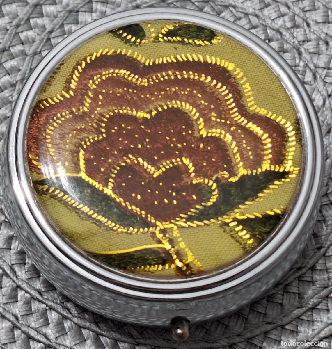 Coleccionismo: PASTILLERO DE METAL Y PL&Aacute;STICO CON 3 DIVISIONES (MEDIDAS: 6 CM. DE DI&Aacute;METRO X 2 CM. DE ALTURA)