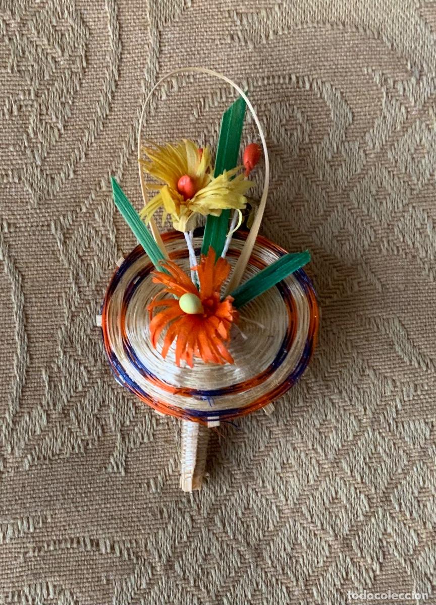Coleccionismo: BROCHE CESTILLO DE FLORES MINIATURA HECHO A MANO DE PAJA