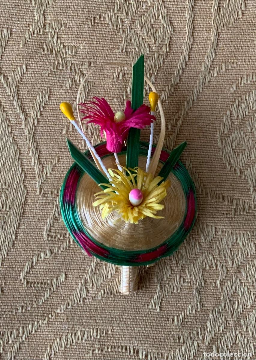 Coleccionismo: BROCHE CESTILLO DE FLORES MINIATURA HECHO A MANO DE PAJA