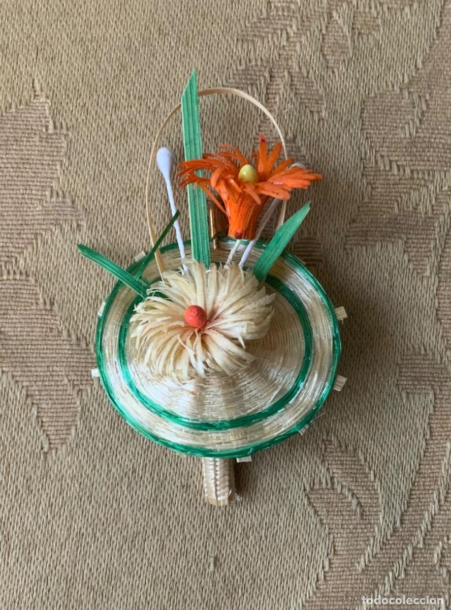 Coleccionismo: BROCHE CESTILLO DE FLORES MINIATURA HECHO A MANO DE PAJA